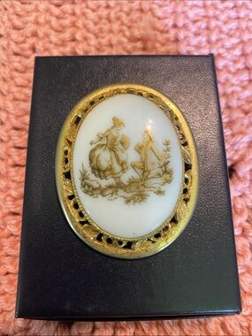 Vintage 70s Gold-Tone Porcelain Cameo Brooch with Romantic Scene